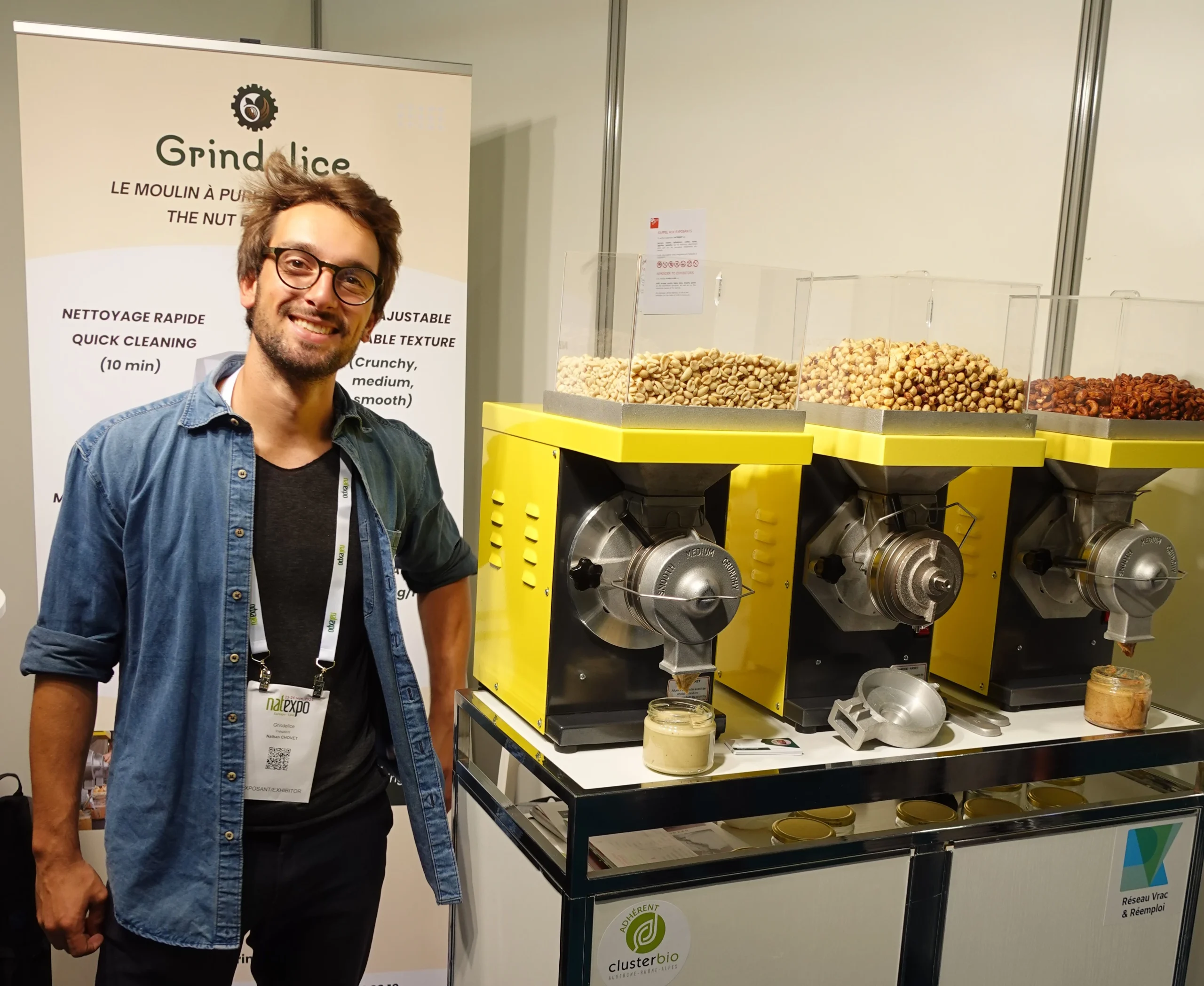 Nathan devant les moulins Grindelice au salon Natexpo